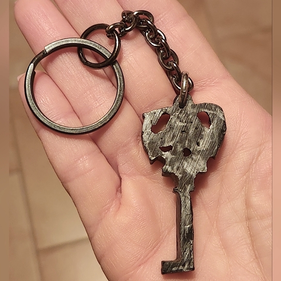 Hot Topic Steampunk Gothic Heart Key Keychain - Picture 3 of 4